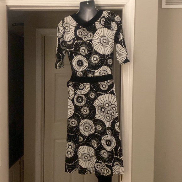 Black and white floral wrap dress - Picture 7 of 8